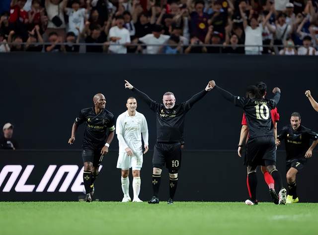 头球破门, 卡西飞身扑, 进行表演赛 头球破门, 卡西飞身扑, 进行表演赛